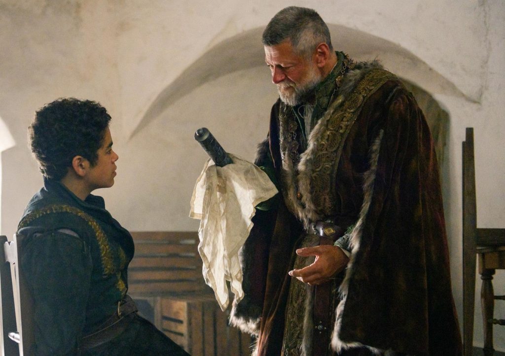 Amir Wilson y Andy Serkins en la adaptación televisiva de 'Carta al rey'