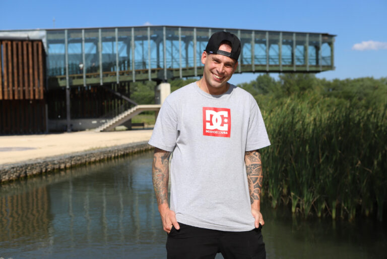 ‘Invert’ recorre Vitoria-Gasteiz para difundir sus bondades a ritmo de rap